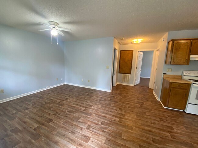 Photo - 146 College St SW