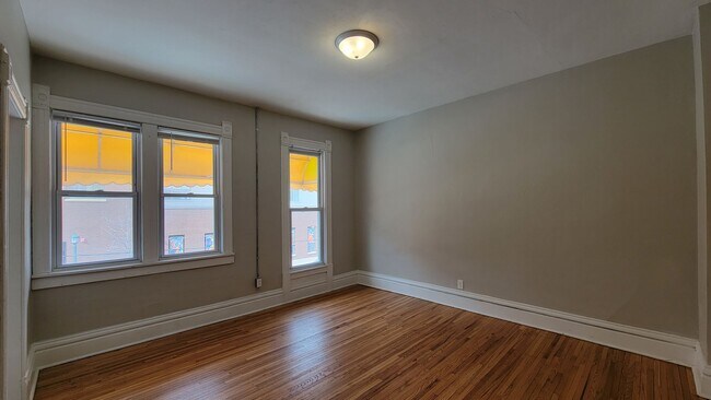 Photo - Spacious 1 bedroom and studio in the heart of Eat Street Unit 1