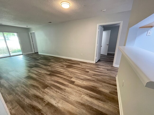 Building Photo - 303 Smith Level Rd Unit A-12 - B University Commons - Room B
