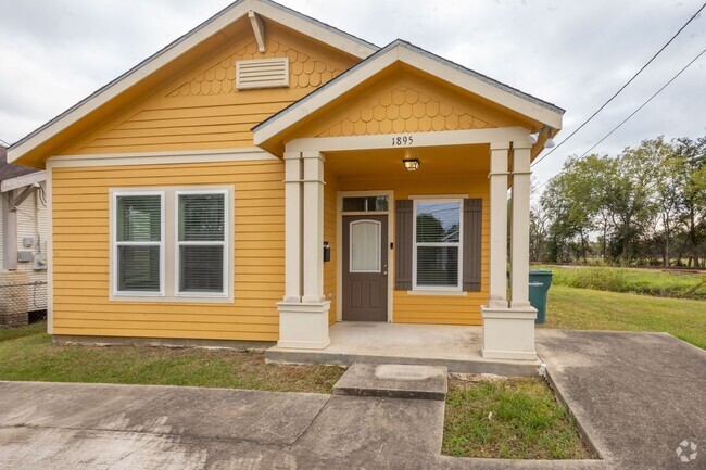 Building Photo - Spacious 2 bed 2 bath home that is move in...