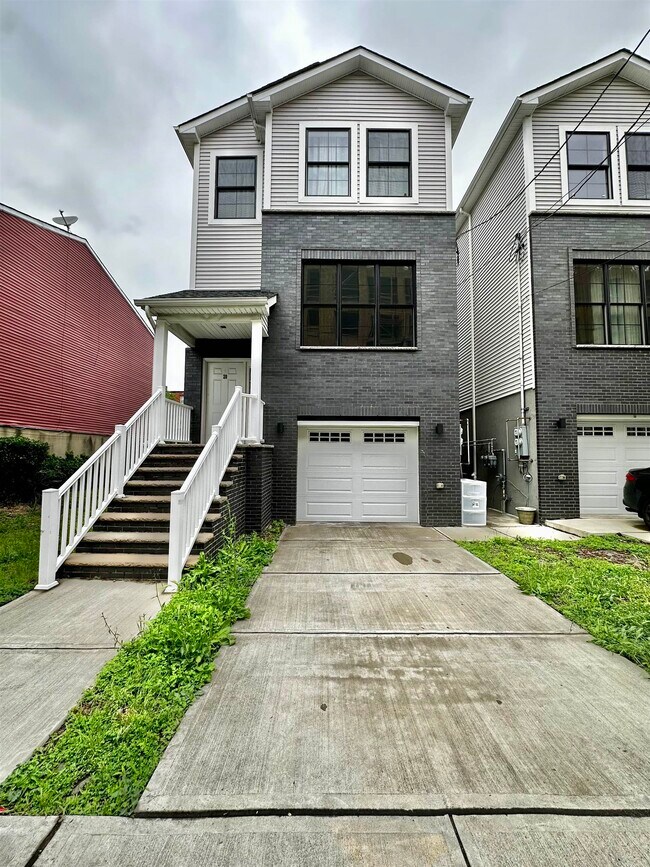 Building Photo - 20 Fisk St Unit A