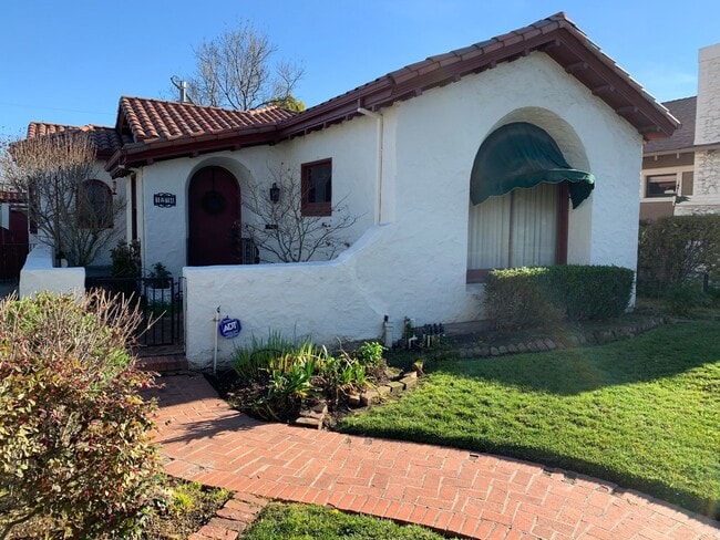 Building Photo - 3 Bedroom, hardwood floors, garage, A/C, Solar