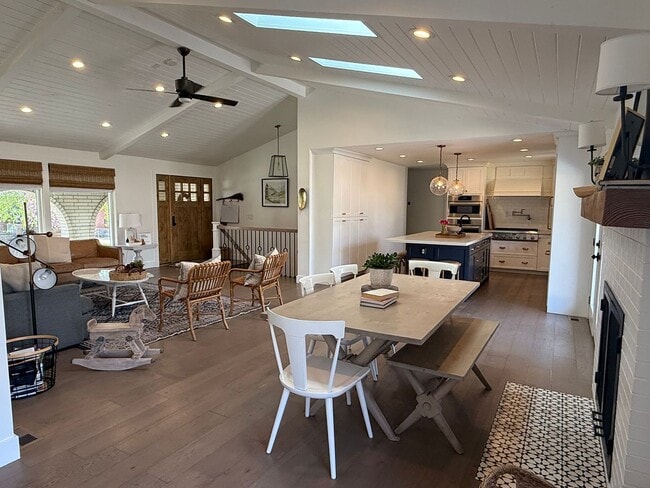 Building Photo - Comfortable 5 Bed / 4 Bath Home with Dual Kitchens & Garage