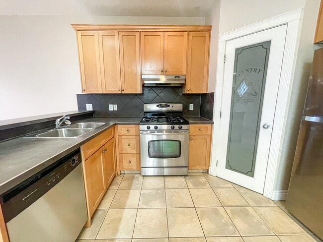 Photo - 720-756 Ave SW