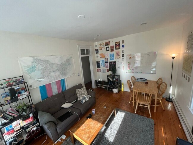 Photo - 4 Bedroom 6 min Walk from the Green Line