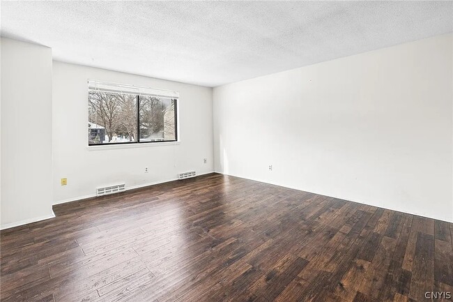 Photo - 364 Cameco Cir