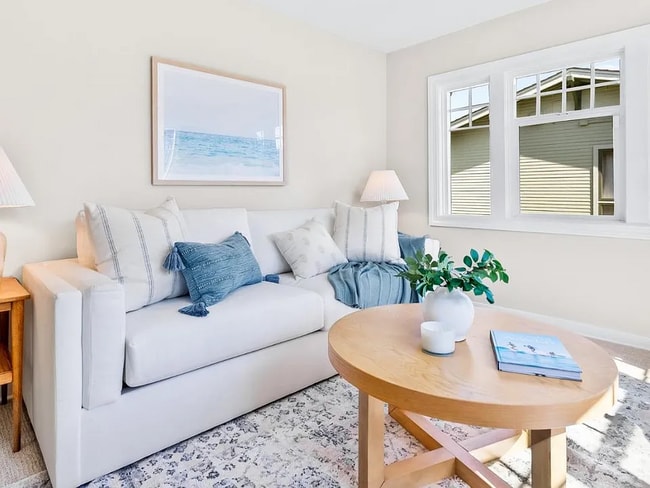 Photo - 527 Windham St