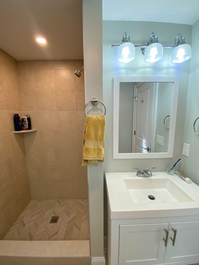 Photo - 196 Maverick St Unidad 3