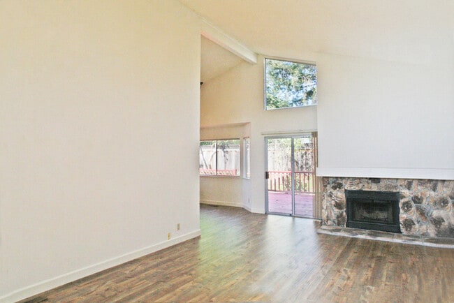 Building Photo - Single Story Evergreen Home at the Middle of a Cul-De-Sac!
