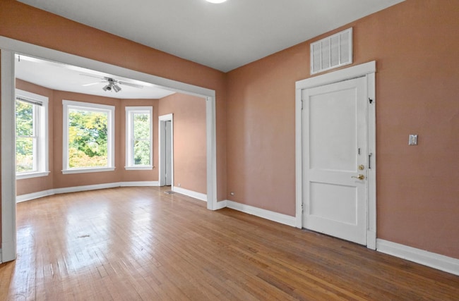 Building Photo - 3145 W Augusta Blvd Unit 2