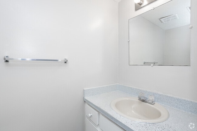 2BR, 1.5BA - 1,032SF - Half Bathroom