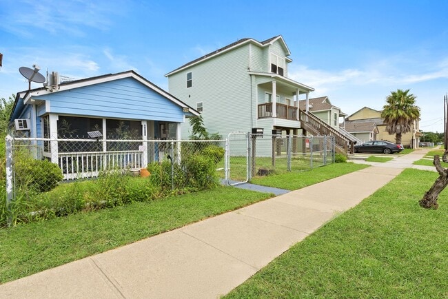 Photo - 4018 Sealy Ave