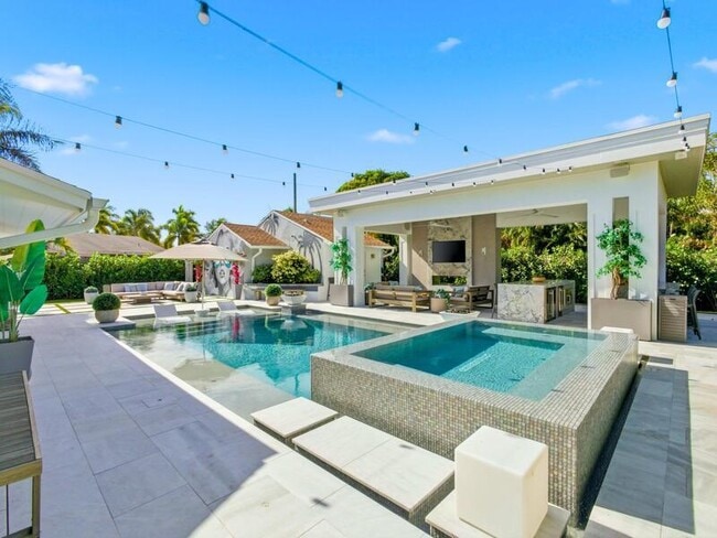 Photo - 2210 NE 3rd Ave