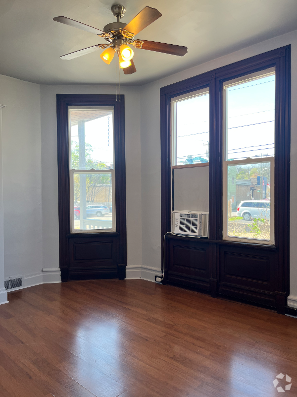 Building Photo - 128 W 2nd St Rental