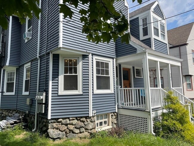 Photo - 202 Robbins St