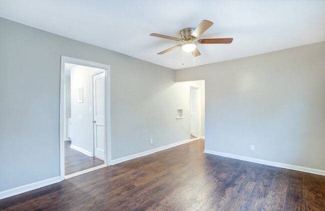 Building Photo - 1121 Unit B