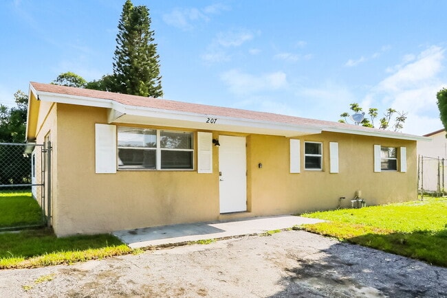 Photo - 207 SW 9th St