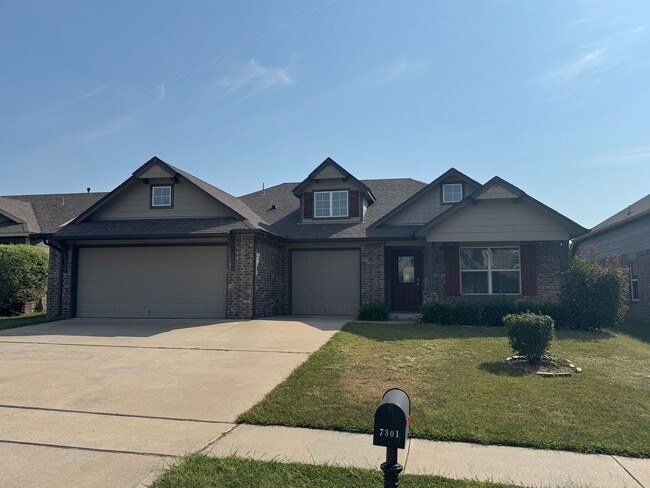 Building Photo - 4 bed, 2 bath, 3 car garage! Rental
