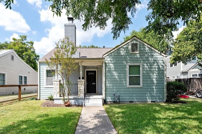 Building Photo - UT PRE-LEASE: 4 bed / 2 bath North Campus ... Rental