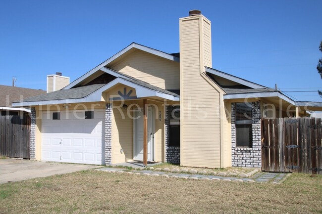 Photo - Features a Versatile Workshop Shed!