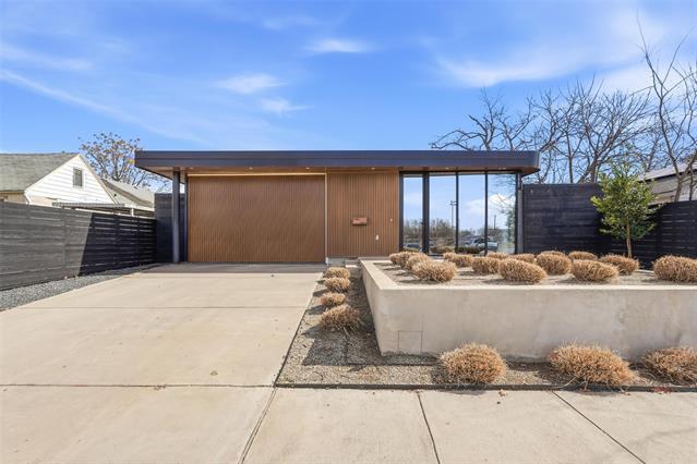 Photo - 6822 Victoria Ave