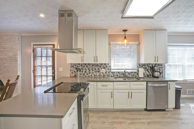 Photo - Room in House on Mountainbrooke Cir SW