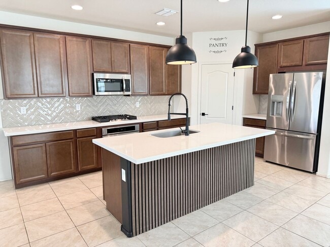 Building Photo - Beautiful 3 Bedroom 2 Bath Single Level Newer Built Home In Litchfield Park! Has Solar!