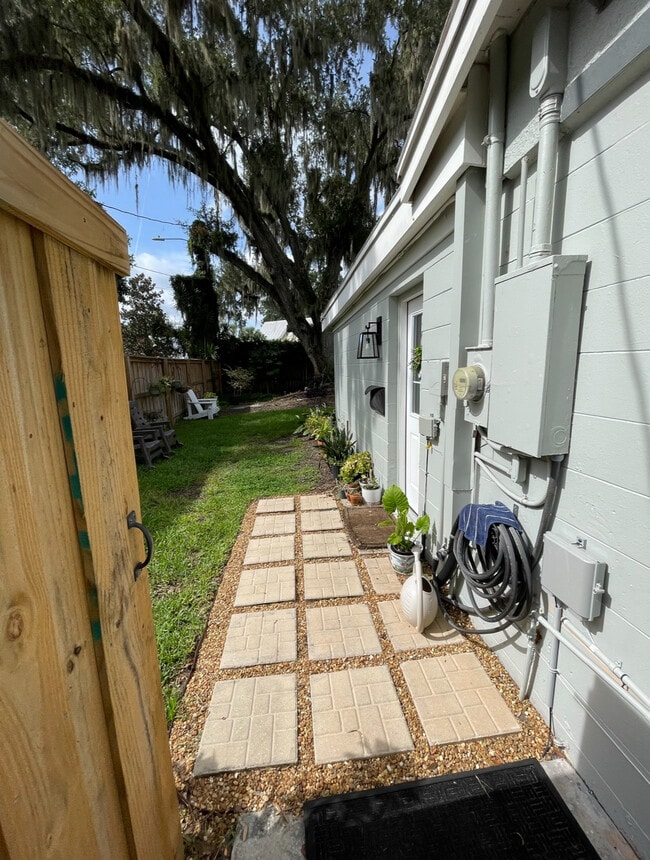 Private Entrance - 1430 Lake Weldona Dr Unit 1 Bdrm Appt - Lake Views