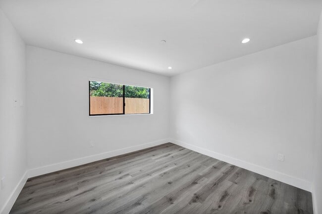 11522 Emelita St
