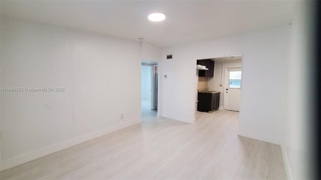 Building Photo - 841 NW 12th Ave Unit 1