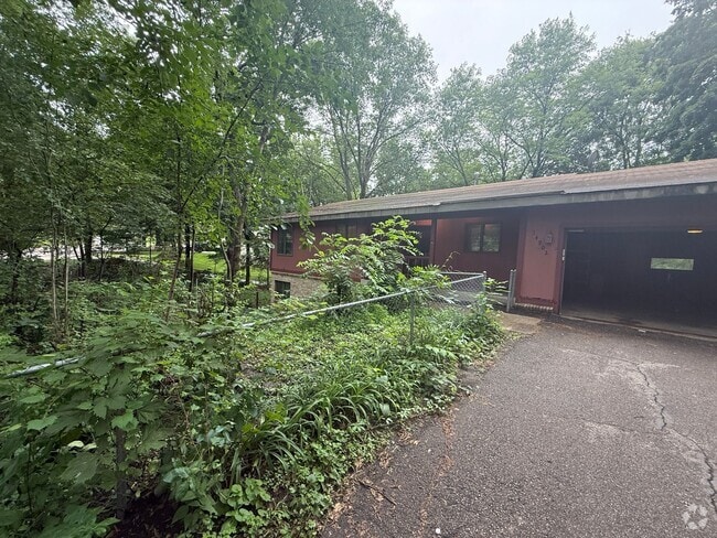 Building Photo - Three Bedroom - Two Bathroom Rambler in Bu... Rental