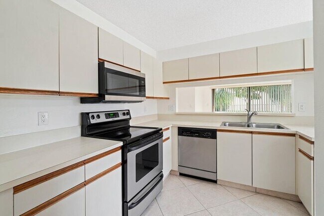 Photo - 9398 Laurel Green Dr