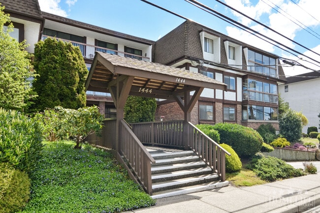 Building Photo - Fully Renovated 2 Bedroom Condo in White Rock - Walk to the Beach Unit 108