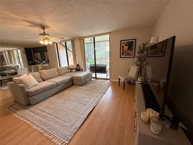 450 Commodore Dr Unit 306