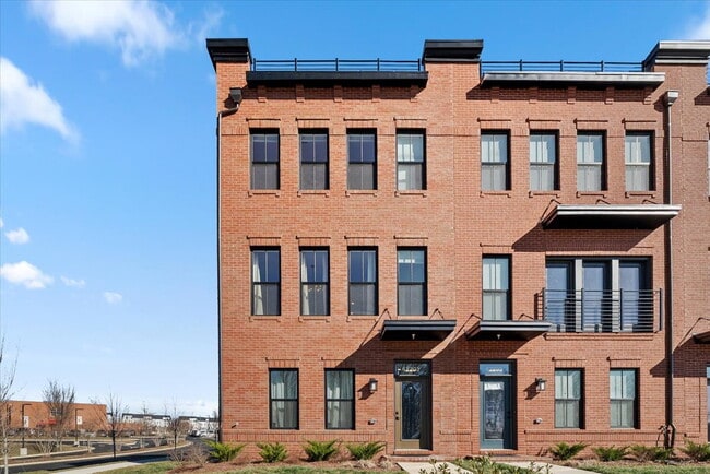 Building Photo - Stunning 4BR / 4.5BA End-Unit Townhome in Brambleton - Built in 2024!