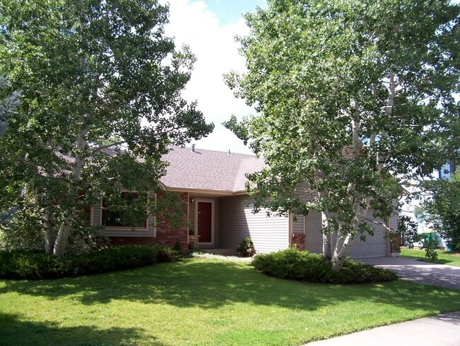 Building Photo - Spacious 3 Bed 2 Bath Fort Collins Home with Sunroom and Fenced Yard