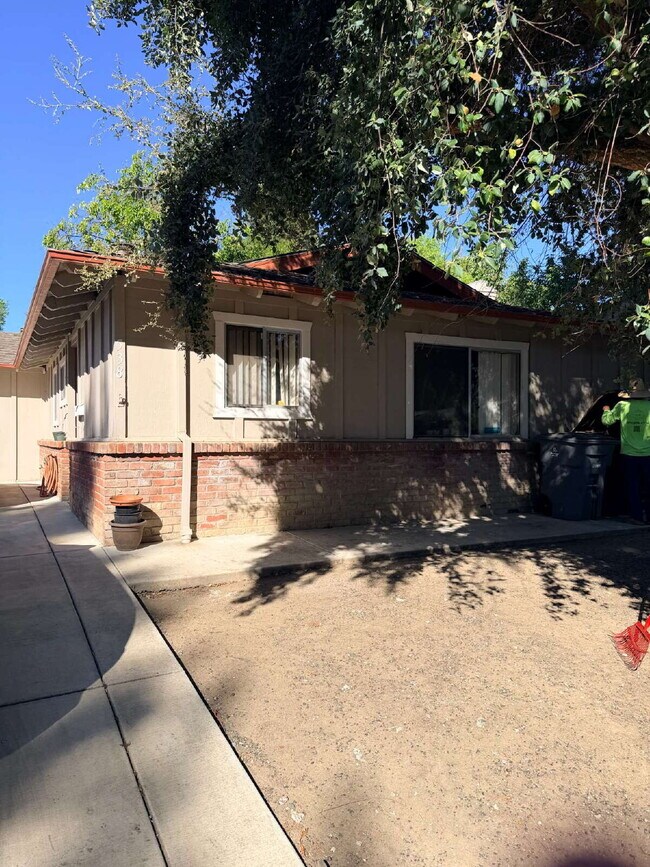 Building Photo - 4 Bed / 3 Bath Duplex in Central Davis — Available Sept 1st