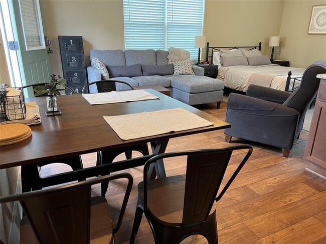 Modern Garage Apartment in Crestview Neighborhood!  Fully Furnished