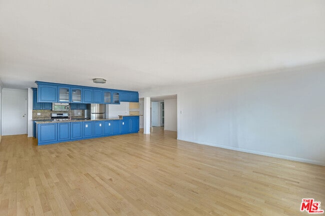 Building Photo - 440 S Roxbury Dr Unit 302 Rental