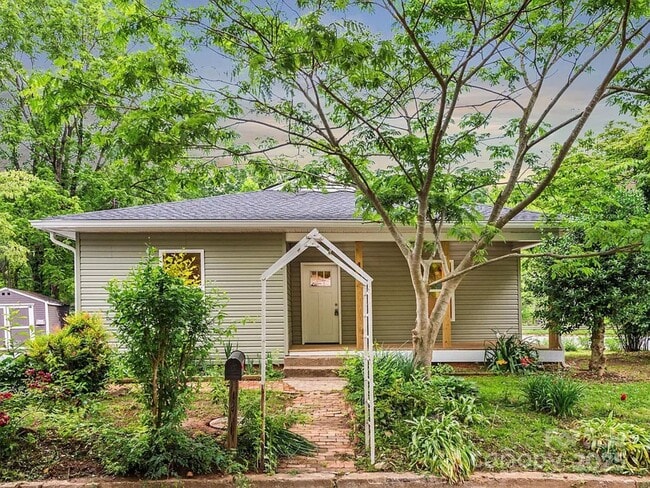 Building Photo - 123 Edwards Ave