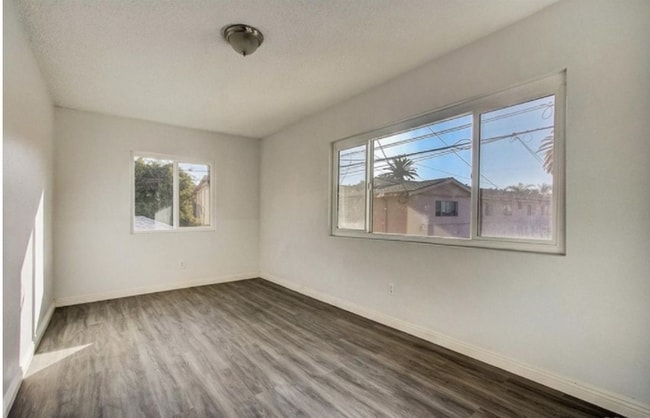 Building Photo - 2122 E 10th St Unit 4