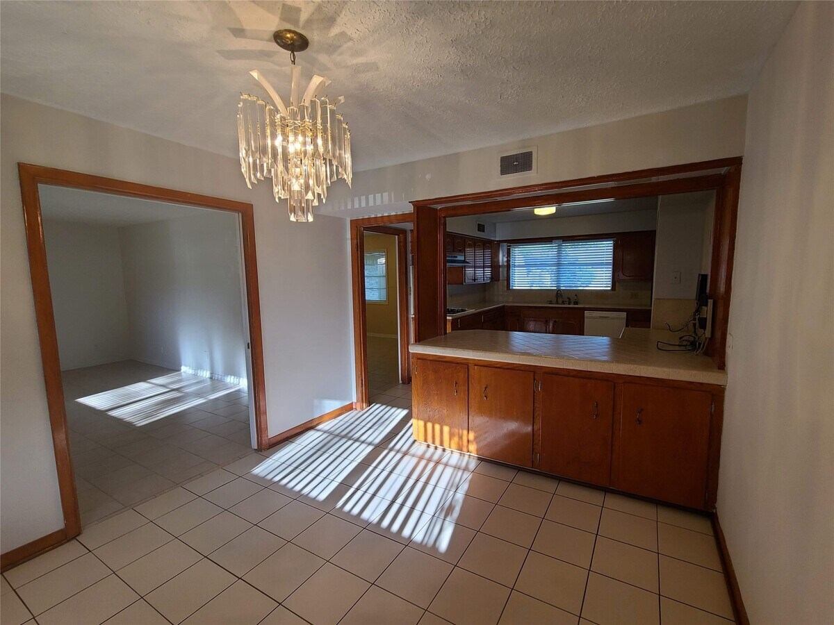 Photo - 2212 Locklaine Dr
