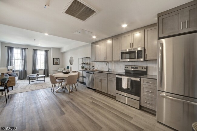 Building Photo - 548 Franklin Ave Unit 215