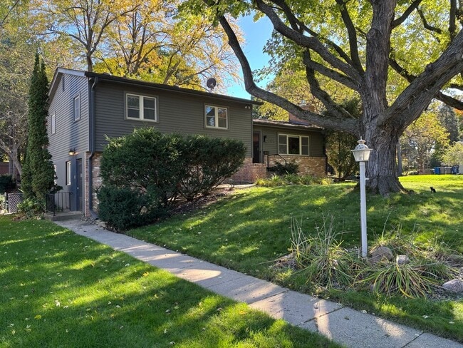 Building Photo - Beautiful 4-Bedroom, 2-Bathroom Home in Ed...