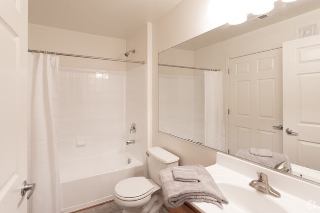 2BR, 2BA - 1,010 SF