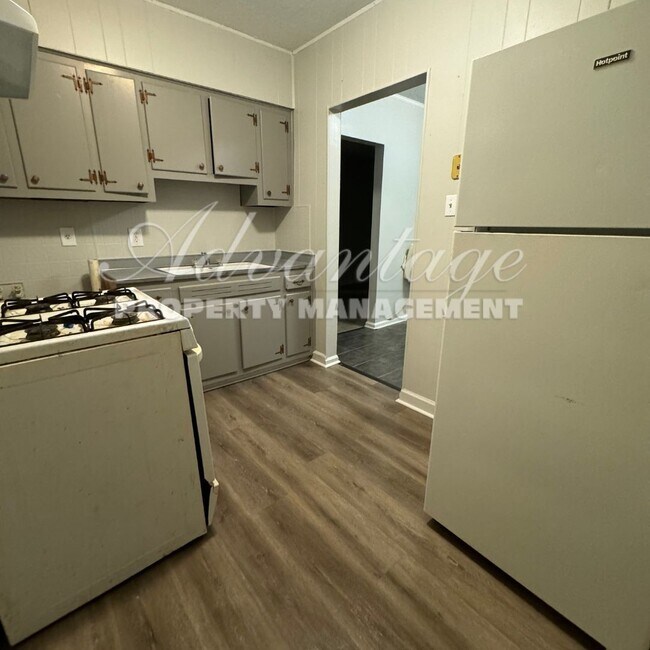 Photo - Newly Renovated Home - 1/2 OFF THE 1ST MO... Unidad #2