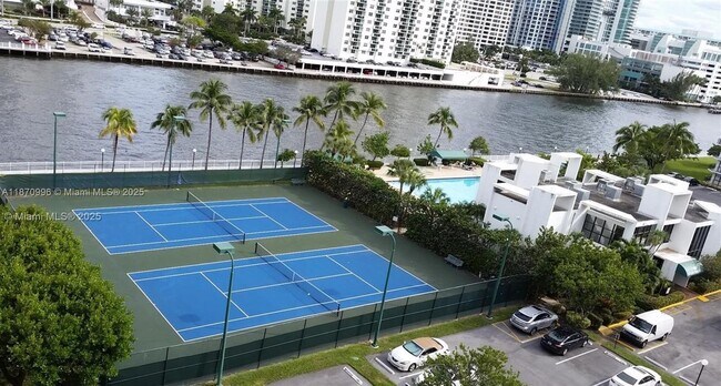 Photo - 1000 Parkview Dr Unidad 825