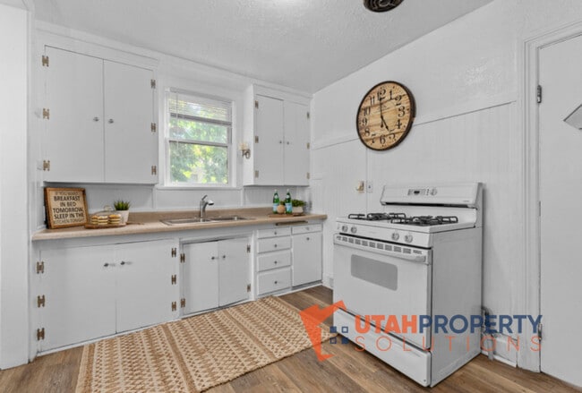 Photo - 2263 S Green St