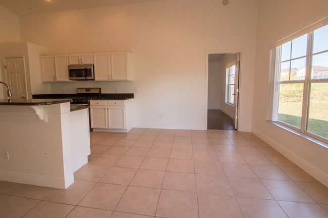 Photo - 661 Berwick Dr