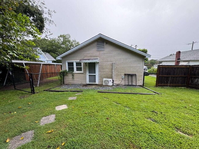 Building Photo - 1 bed, 1 full bath duplex in Pickens Unit B